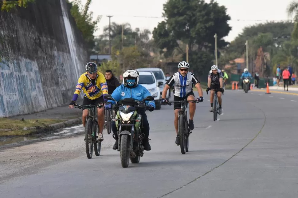 MÁS ORDENADO. Una muy buena cantidad de empleados municipales de Yerba Buena, de varias dependencias, trabajó ayer a la tarde en el ordenamiento de las actividades físicas que se concretaron en la avenida Perón. Hoy se limitará el tránsito de los bikers, lo que se irá más hacia la zona este de la importante vía. 