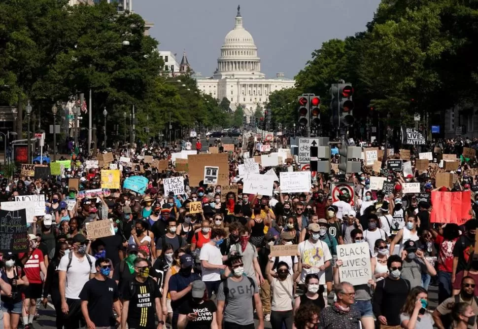 EL CAPITOLIO AL FONDO. Cientos de manifestantes durante una marcha en repudio por la muerte de Floyd. Reuters