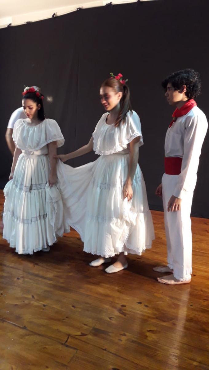 BAILARINES. Algunos de los artistas que colaboraron con el video de 