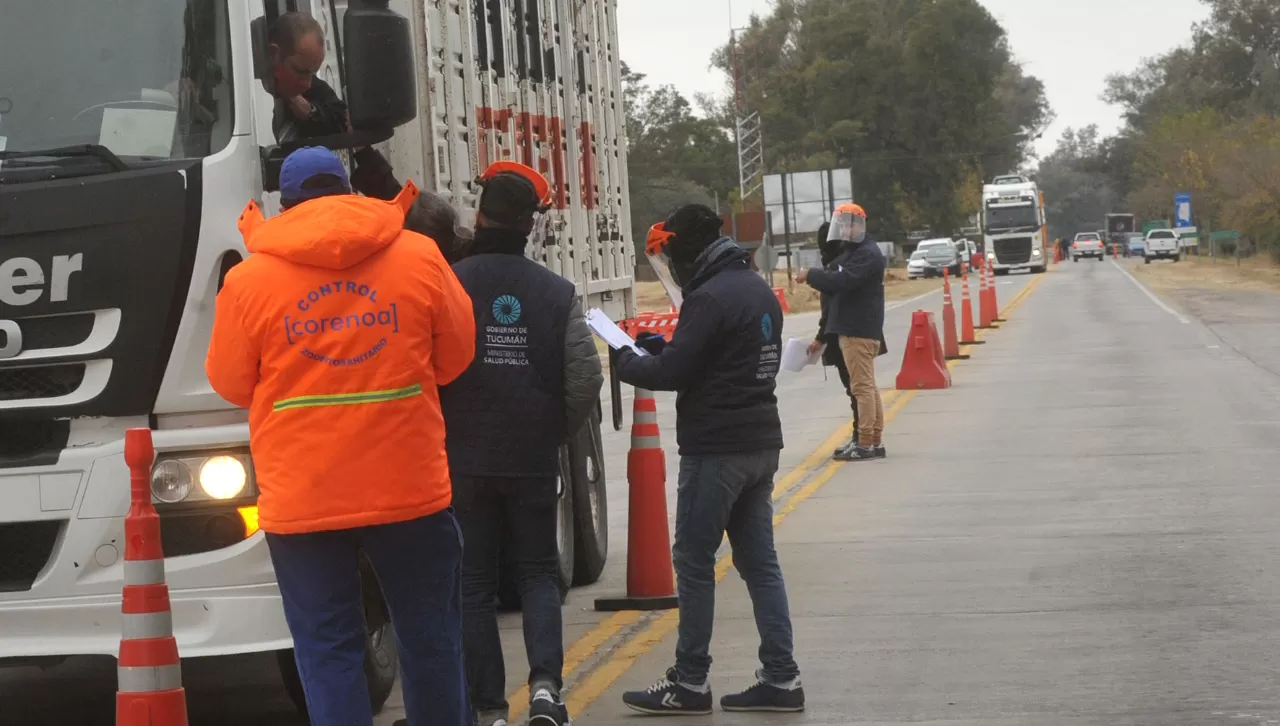 CONTROLES. En los ingresos a la provincia reciben a las personas que llegan a Tucumán y las derivan para el posterior aislamiento.