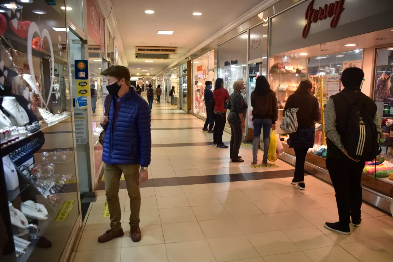 Sondeo: ¿los comercios deben abrir en horario cortado o de corrido?