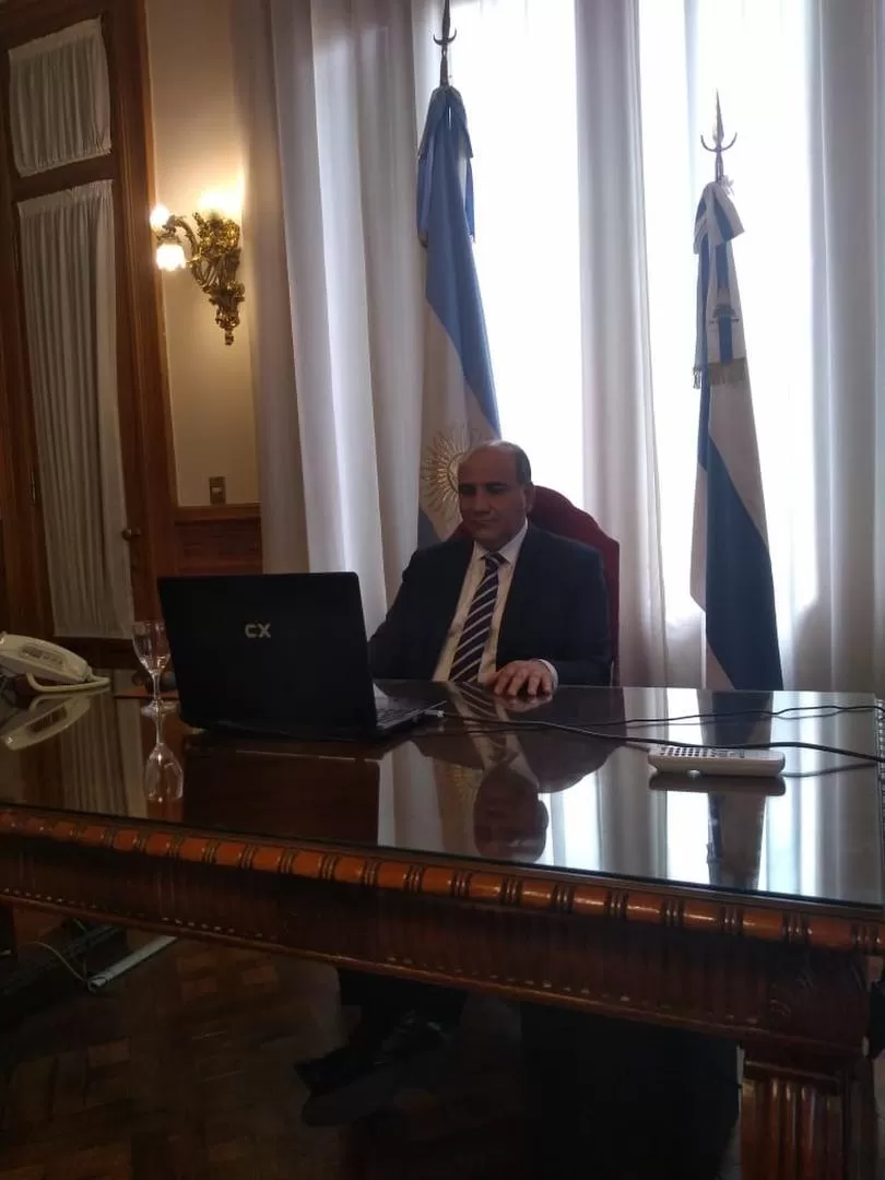 VIDEOCONFERENCIA. Desde su despacho, el gobernador debate con sus pares y el presidente. 