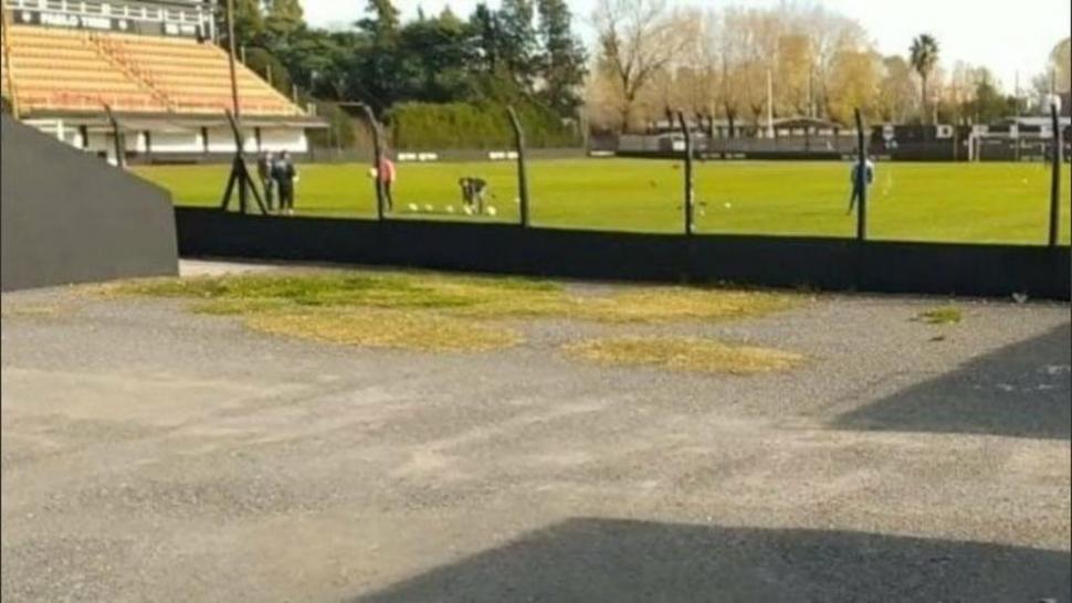 BUENOS AIRES. Jugadores de Riestra se entrenan en el campo de juego del club. imagen de video 