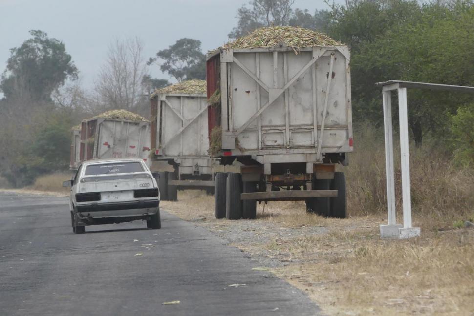 ARRANCÓ LA TEMPORADA. Los carros ocupan no sólo las calzadas, sino también las banquinas. 