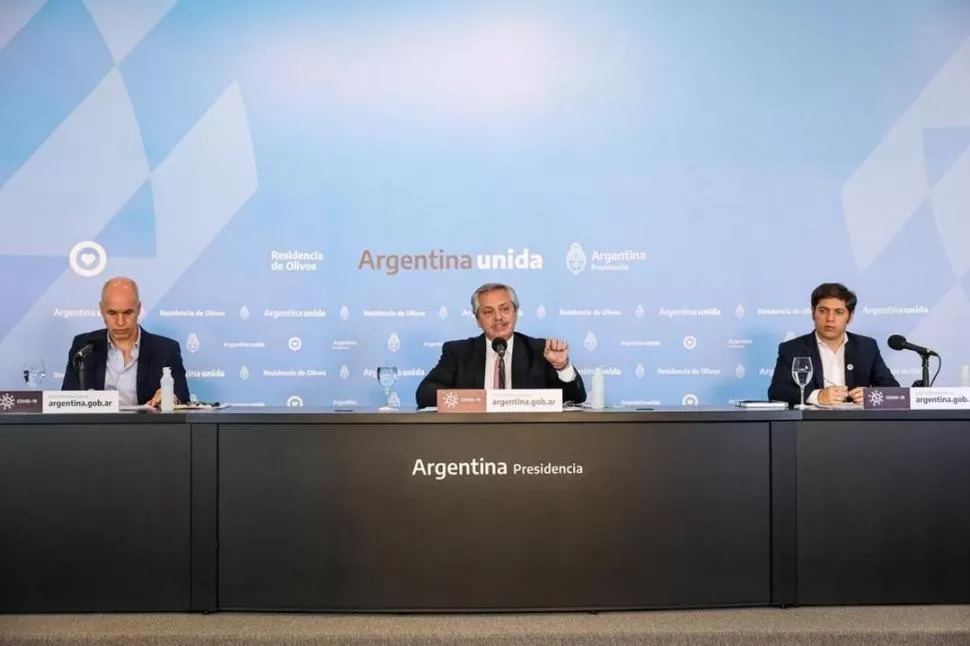 ANUNCIO. El área metropolitana de Buenos Aires seguirá en aislamiento. Precisamente, el jefe de Gobierno porteño y el gobernador bonaerense flanquean al Presidente. PRESIDENCIA