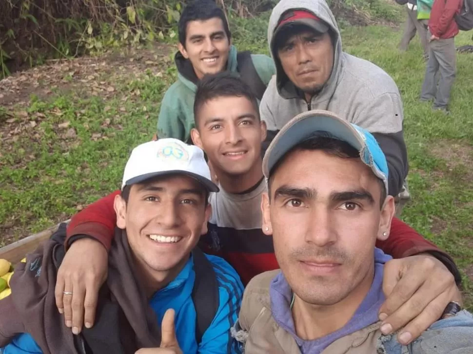 “LIMONEROS”. Herrera (medio) y Díaz (gorra celeste), en la finca, con compañeros.