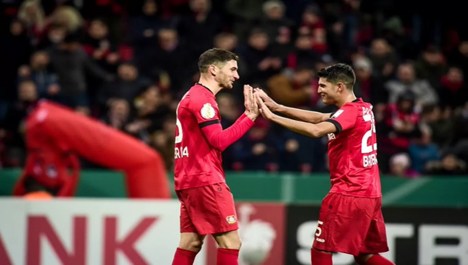 Alario y Palacios, los dos argentinos que juegan el Leverkusen. (FOTO TOMADA DE TWITTER @bayer04_es)