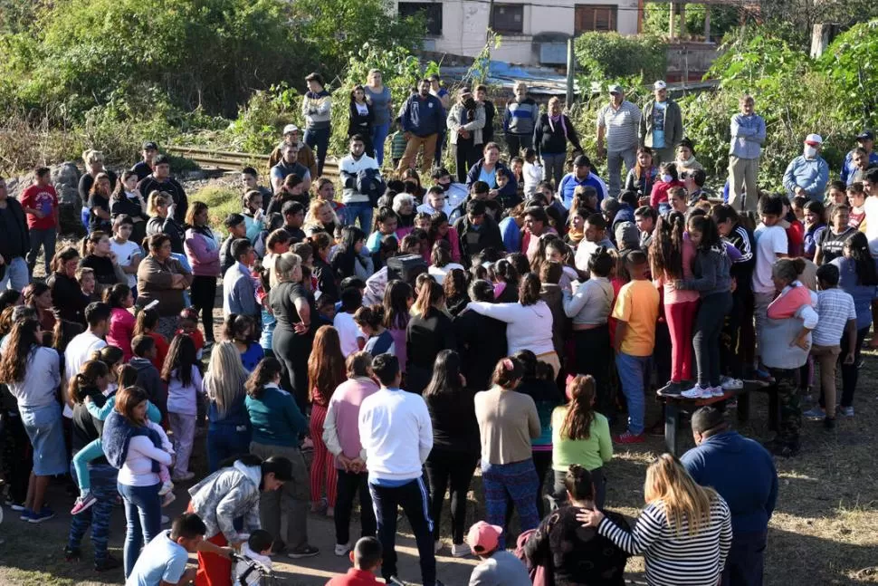 DOLOR Y CONMOCIÓN EN EL BARRIO. Los familiares, compañeros y vecinos del cabo Roberto Lucena participaron en la ceremonia donde arrojaron las cenizas, tal como lo había pedido el efectivo asesinado por cuatro adolescentes. la gaceta / foto de DIEGO ARAOZ