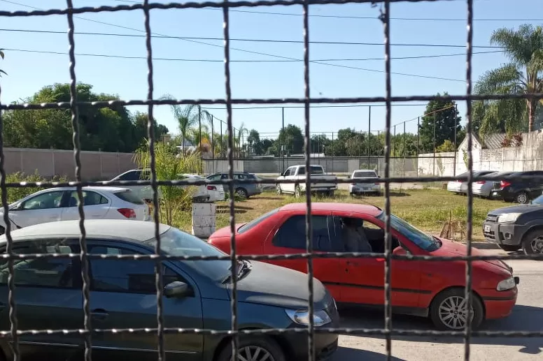 AUTOS ESTACIONADOS. Una de las imágenes que se hizo viral, y se le atribuye a la reunión en Monteros.