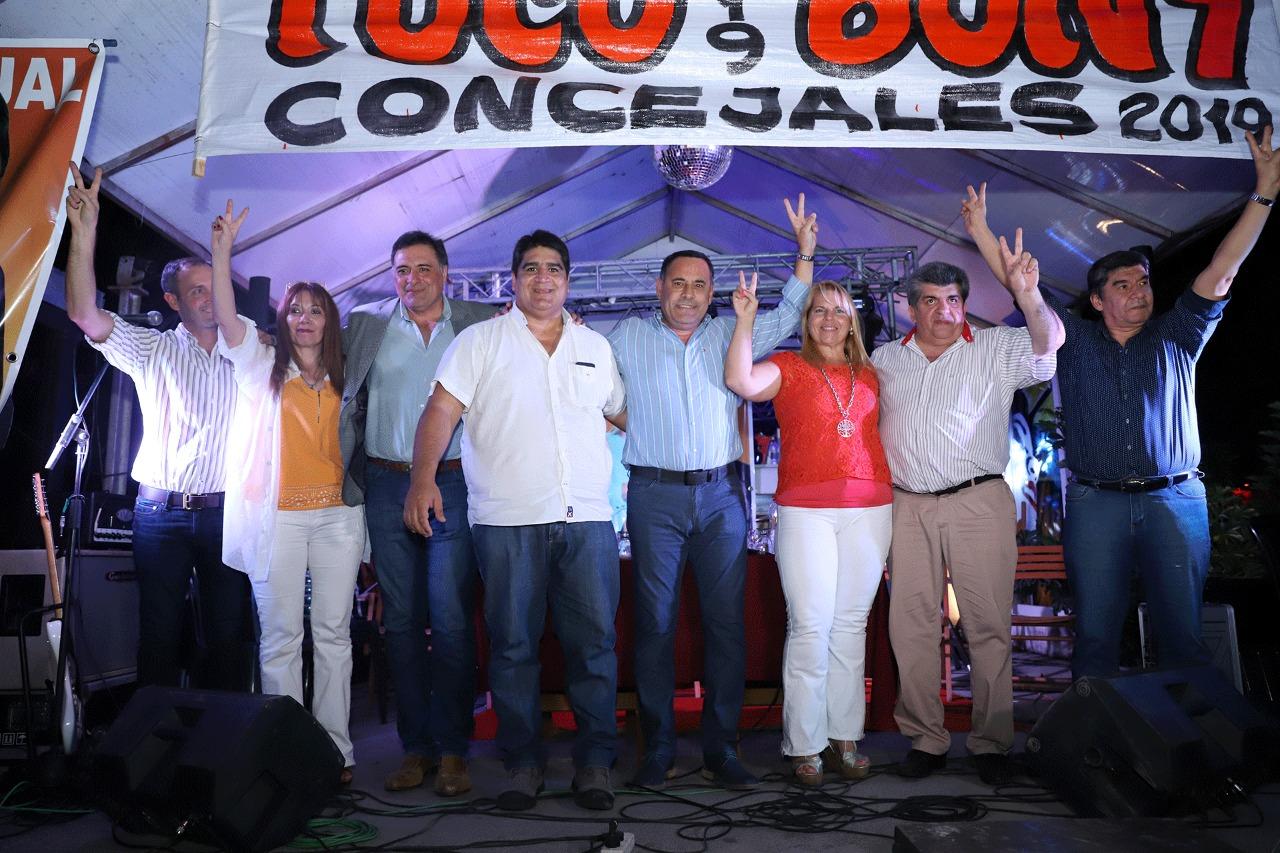 EN CAMPAÑA. Aldonate (de blanco) abraza a Amado, durante acto proselitista antes de las elecciones. Foto: Prensa Amado