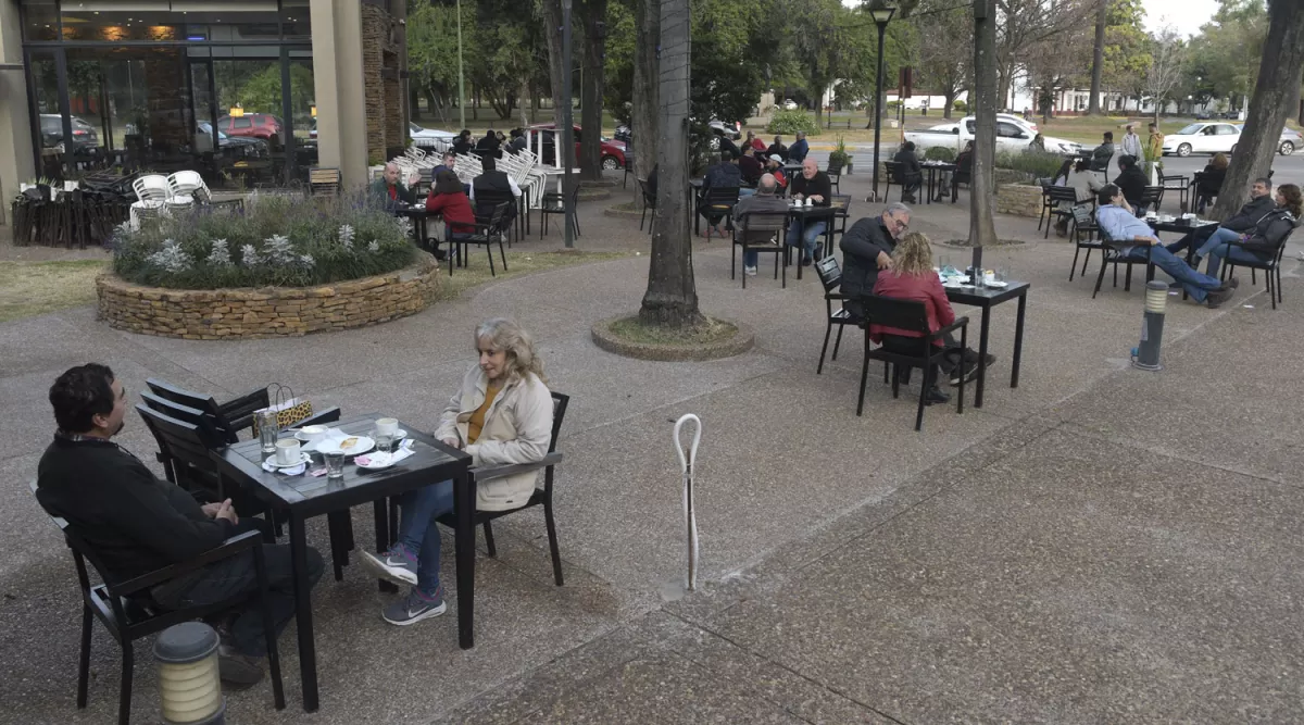 BENEFICIO IMPOSITIVO. Los dueños de los bares no deberán pagar por la cantidad de mesas que instalen en los espacios públicos. 