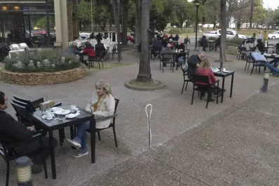 Beneficio a bares de la capital: podrán aumentar las mesas en veredas, peatonales y parques