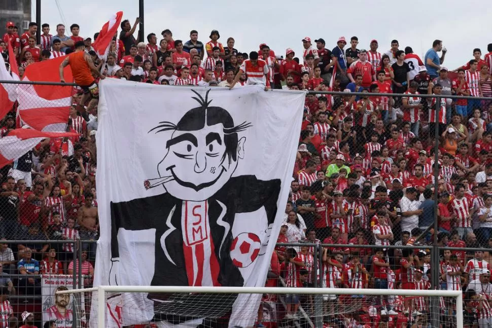 EXPECTANTES. Los hinchas “santos” esperan con ansias el final de una historia que arrancó en marzo y parece no tener fin. la gaceta / foto de diego aráoz  