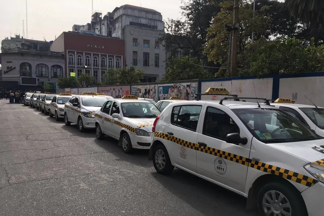 EN FILA. Taxistas, frente a la Casa de Gobierno. Foto: LA GACETA / Inés Quinteros Orio