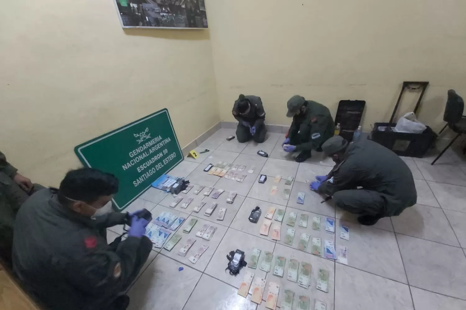 CONTEO. Uniformados, con el dinero secuestrado. Foto: prensa Gendarmería