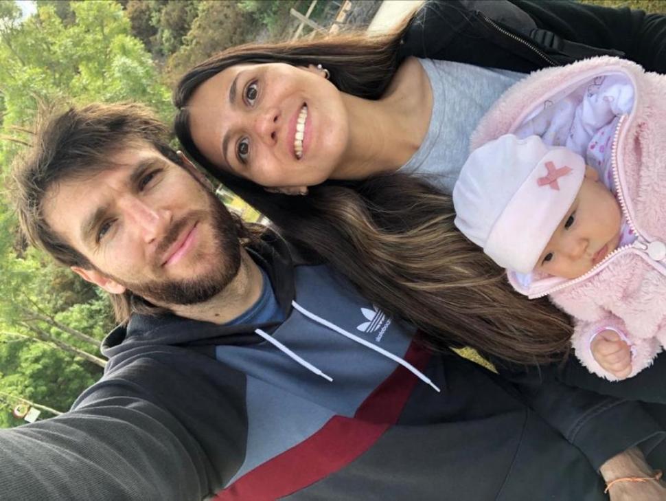 LA FAMILIA. Alberto Esteban Goicoechea, junto con Camila y la pequeña Rufina.