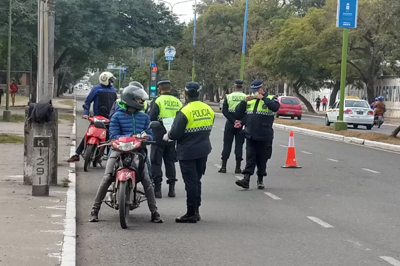 OPERATIVO. Los motoristas de Guardia Urbana lo alcanzaron en la zona del parque 9 de Julio.