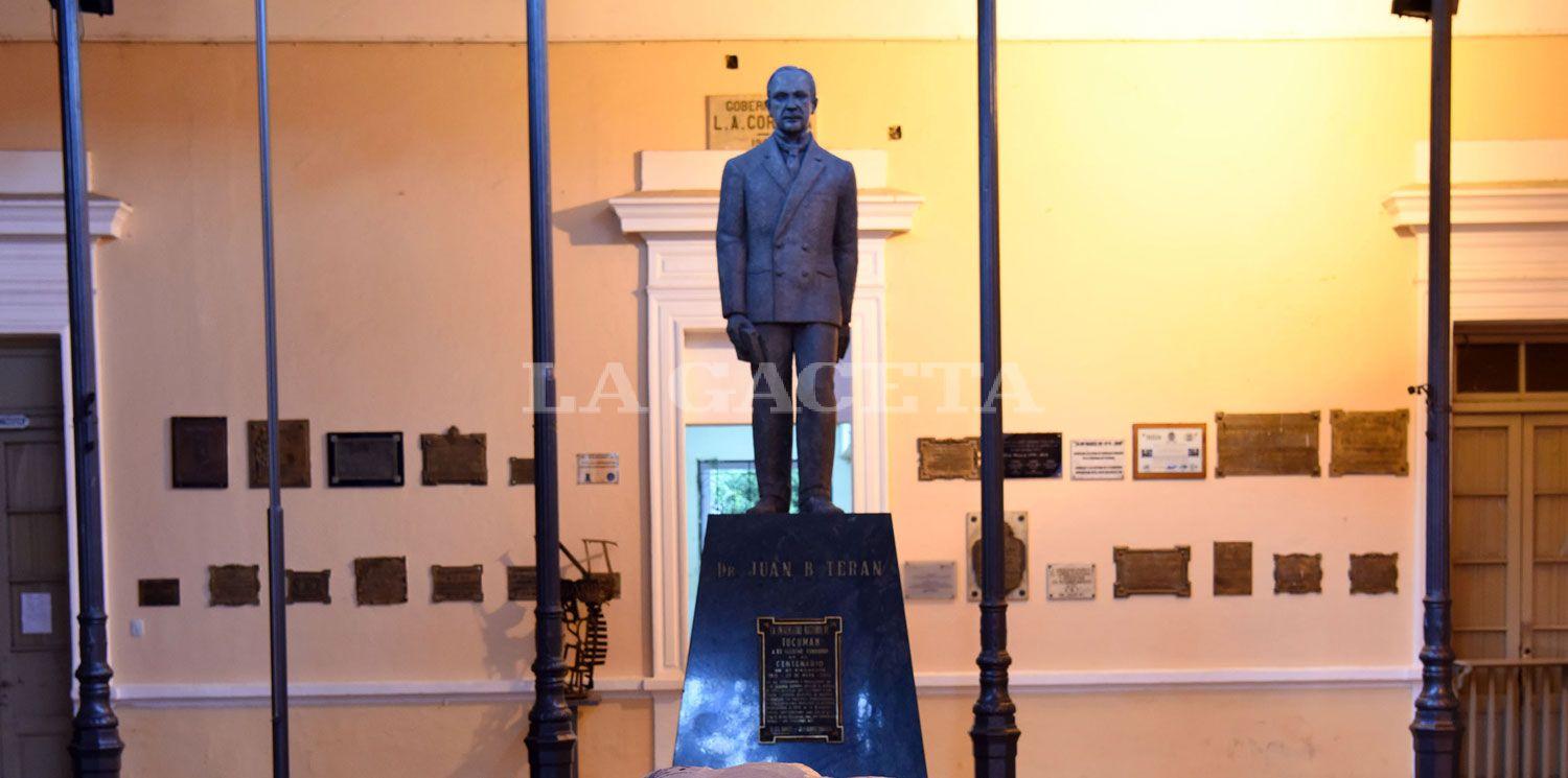 RECTORADO. La estatua de Juan B. Terán en el patio principal del edificio central de la UNT.