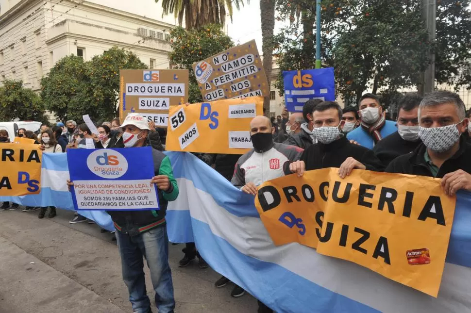 RECHAZO. Cientos de empleados de la droguería Suiza protestaron con pirotecnia y bombos en la calle mientras se desarrollaba el debate. LA GACETA / Foto de Antonio Ferroni