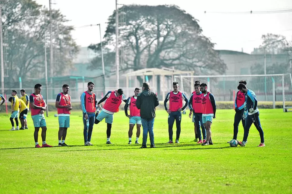 LO QUE VIENE. Zielinski charla con sus dirigidos durante un entrenamiento pre-pandemia. El entrenador hablará con los jugadores que tendrá en cuenta para 2021. 