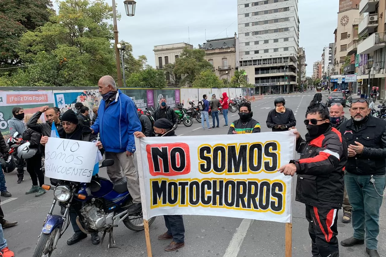 EN LA PLAZA INDEPENDENCIA. Protesta de motoqueros. Foto enviada a LG WhatsApp