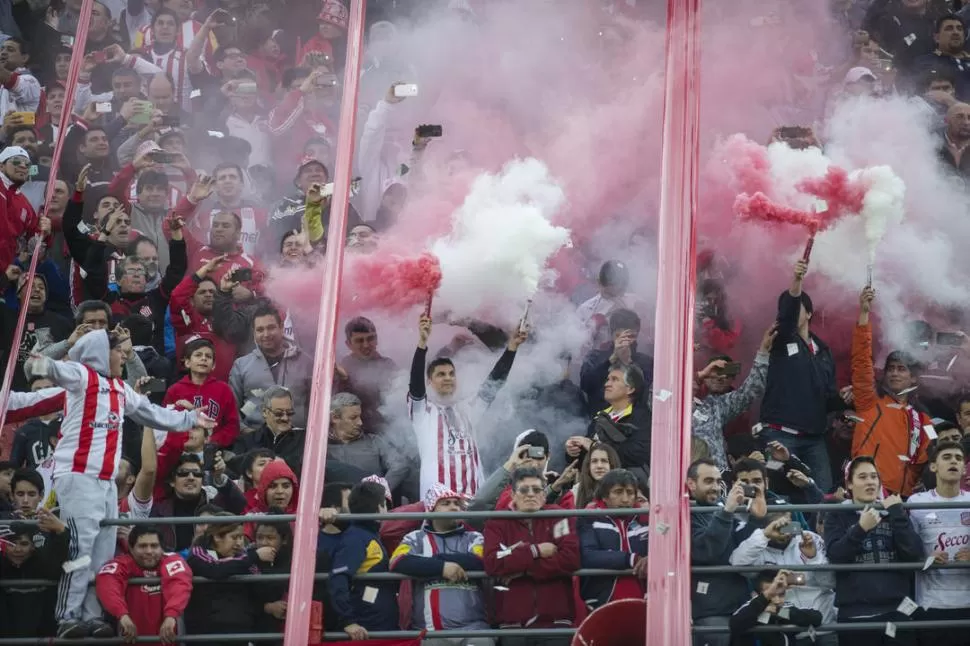 ANSIOSOS. Los hinchas de San Martín esperan conseguir su entrada para el sábado.