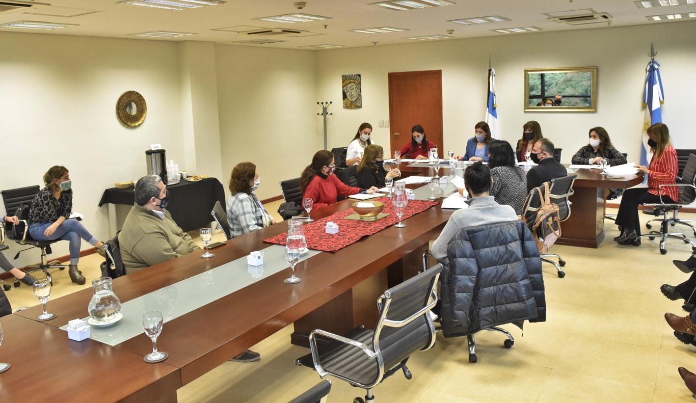 REUNIÓN. El viernes, legisladoras y docentes dialogaron sobre los contenidos. Foto: Prensa Legislatura.