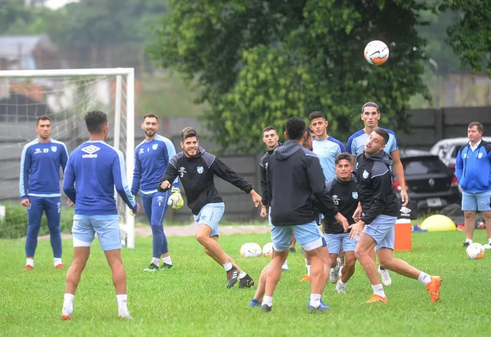 DEMASIADOS POR AHORA. En la foto se ven a 10 jugadores y a un kinesiólogo. En principio, si vuelven los ensayos, serán de a seis jugadores, como máximo. la gaceta / foto de héctor peralta (archivo)