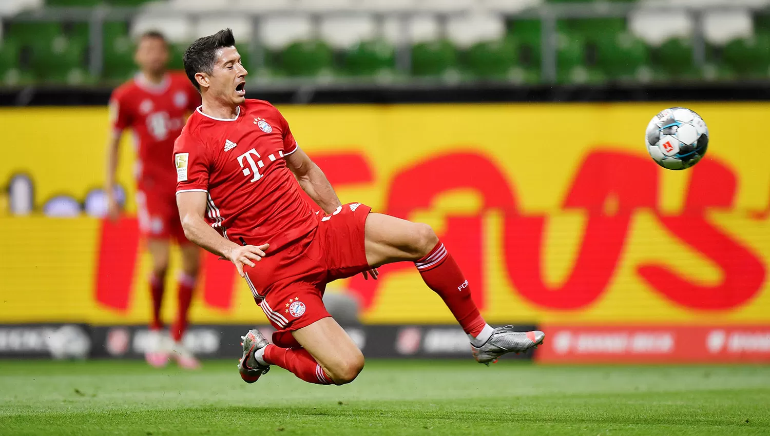 Otra gran definición de Robert Lewandowski adelanta al Bayern en el marcador. (REUTERS)