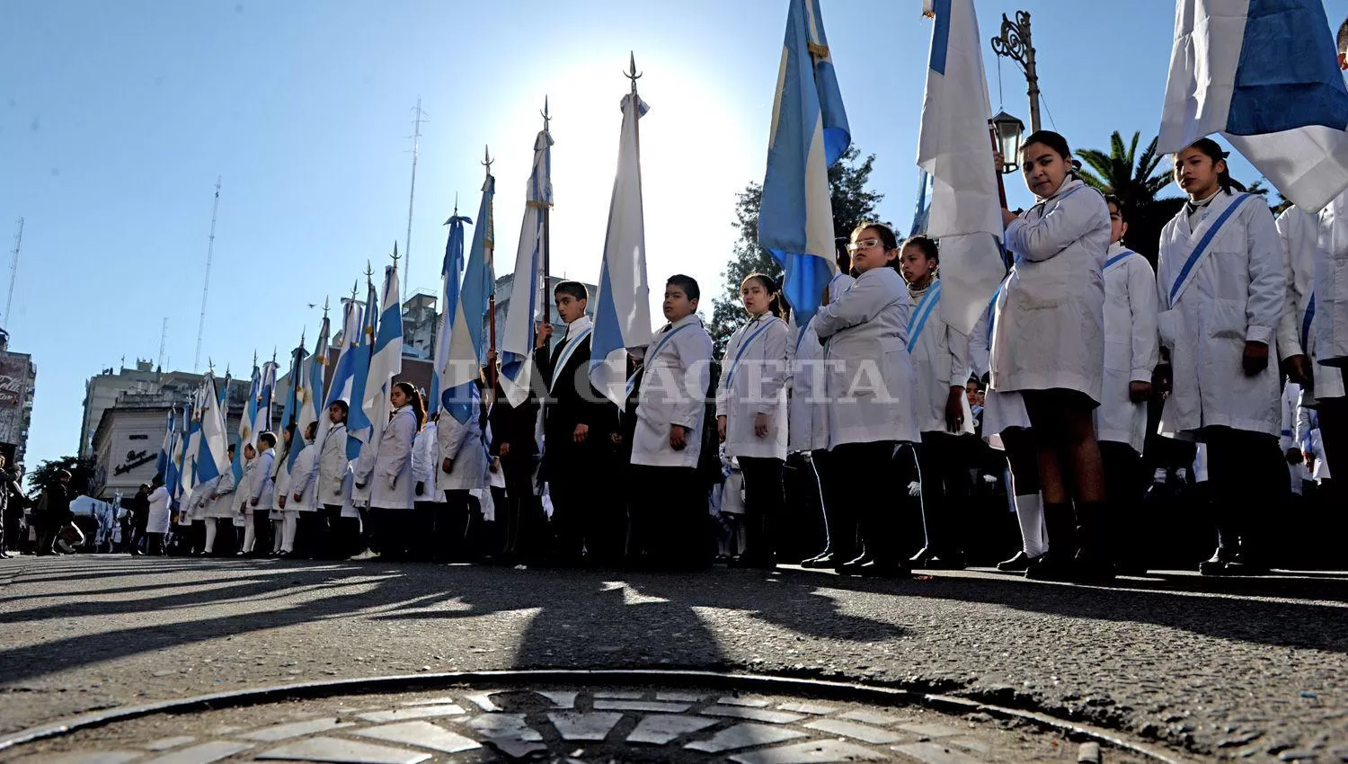 OTROS TIEMPOS. Alumnos en el Acto de Promesa a la Bandera de 2017, frente a la Casa de Gobierno. Foto: LA GACETA / Franco Vera