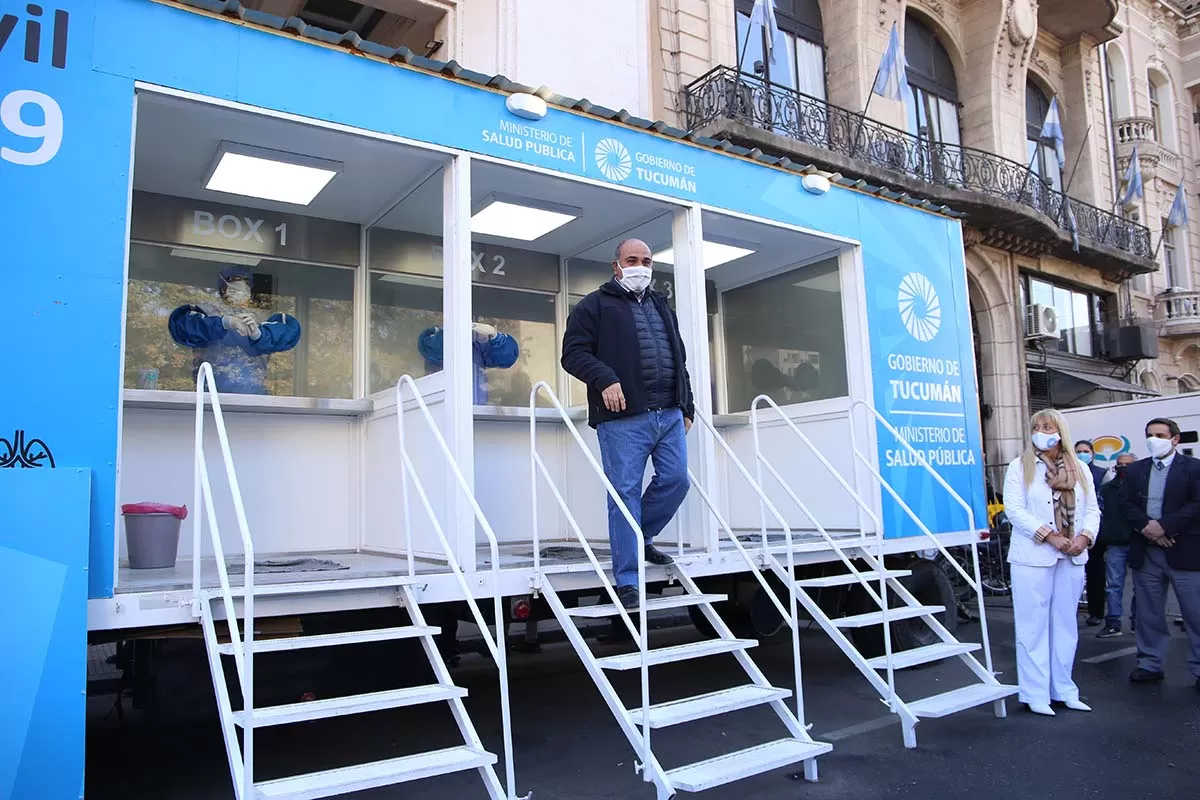 Manzur, luego de realizarse el hisopado. FOTO DE PRENSA DEL MINISTERIO DE SALUD DE LA PROVINCIA