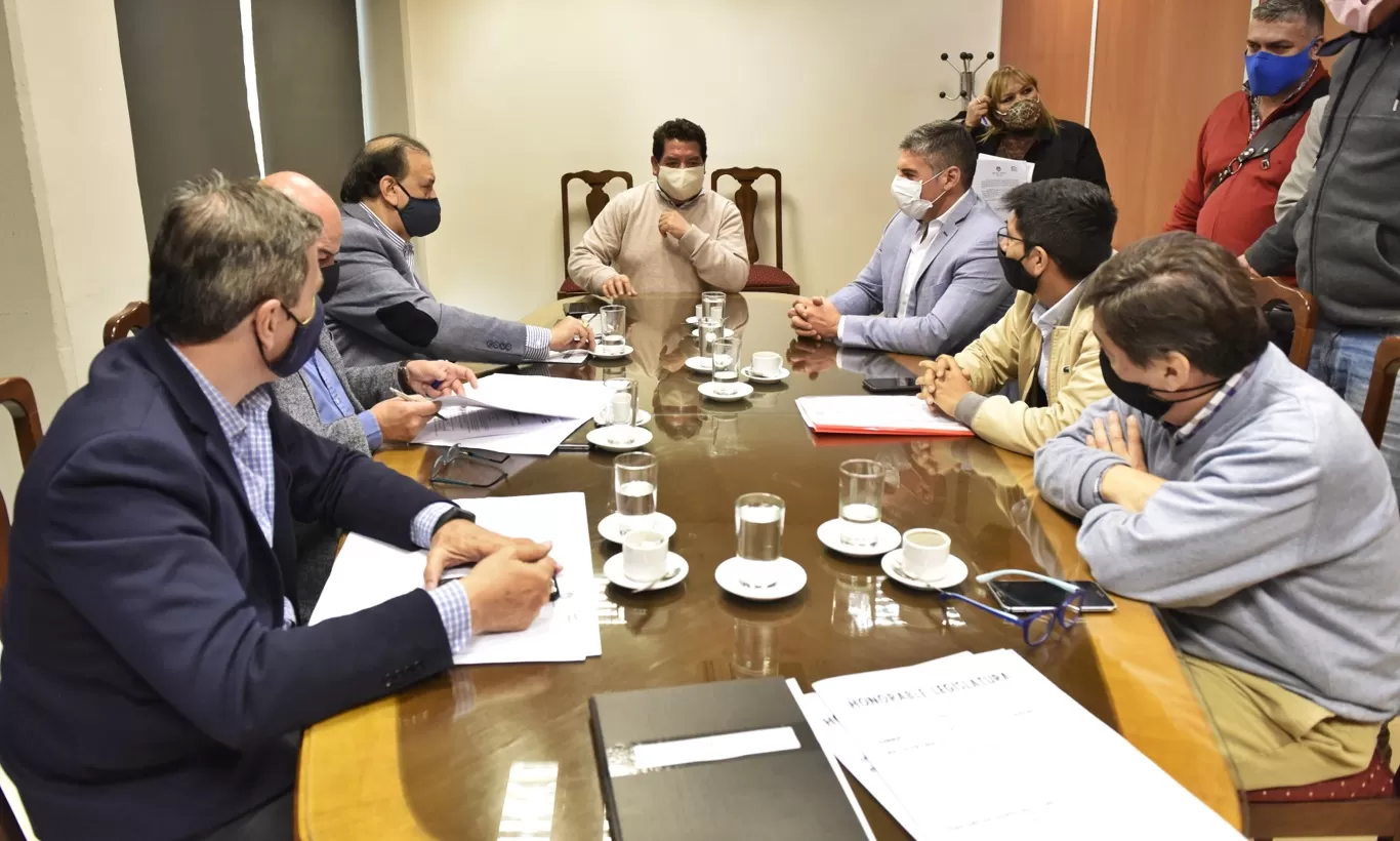 EN ESTUDIO. La comisión de Asuntos Municipales, presidida por Orellana. Foto: Prensa Legislatura.