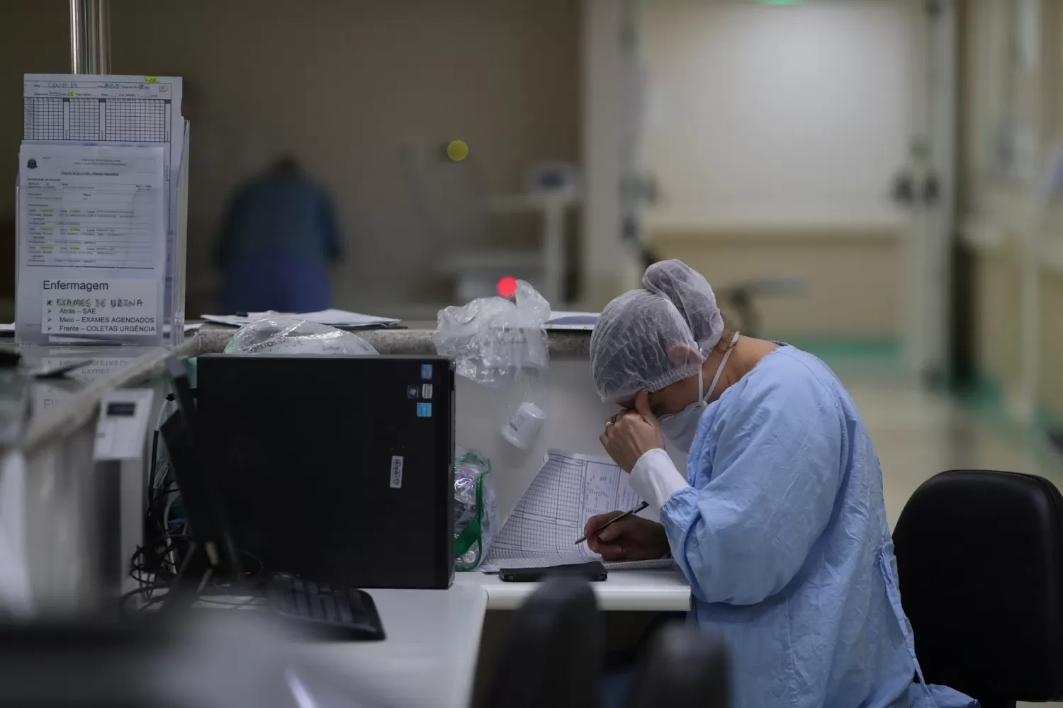 SIN UNA VACUNA. Los médicos siguen probando el efecto de distintos fármacos para tratar a pacientes con covid-19.