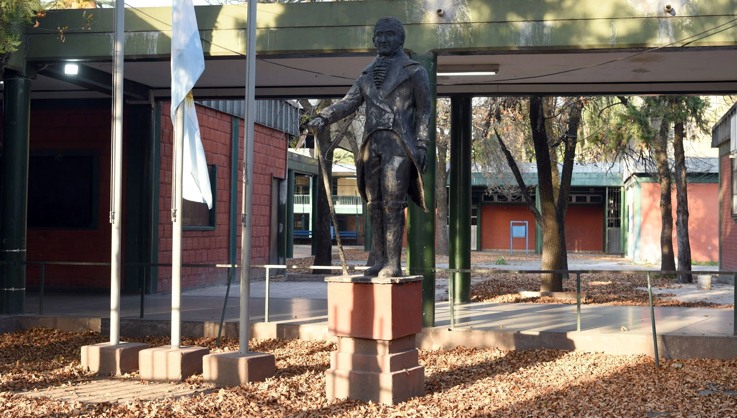 ESCUELA DE LA PATRIA. Escultura, escudo y mural. La Rioja 650.