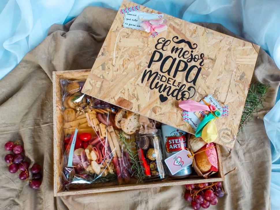 OPCIONES. Las cajas mezclan comida salada, golosinas y bebidas acorde con los gustos del agasajado. También ofrecen dedicatorias en los empaques o en delantales de cocina. 