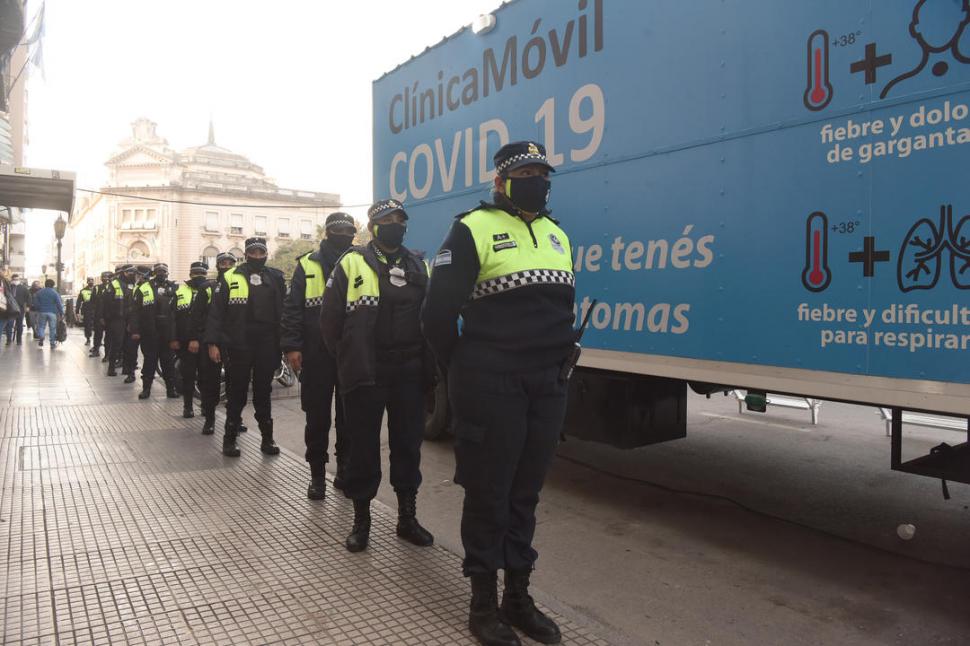 ESPERANDO EL TURNO. Policías aguardan para hacerse el test. 