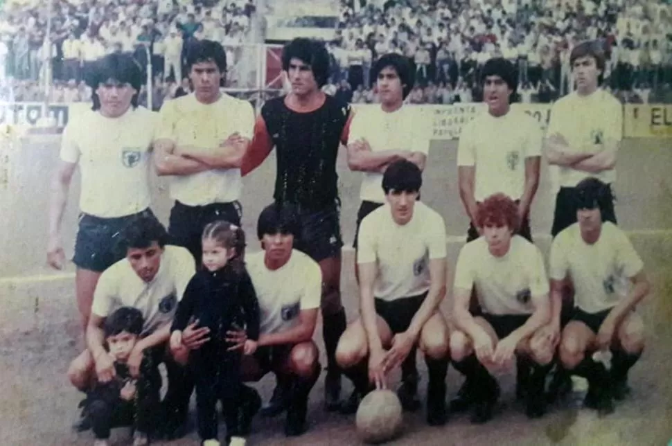CAMPEONES. Daniel Gutiérrez, José Gutiérrez, Maguna, Suárez, Díaz, Jiménez (parados), Troitiño, Galván, Barreto, Torales y Apud (abajo). Torales en la actualidad y Tom Gutiérrez con su familia (derecha). 