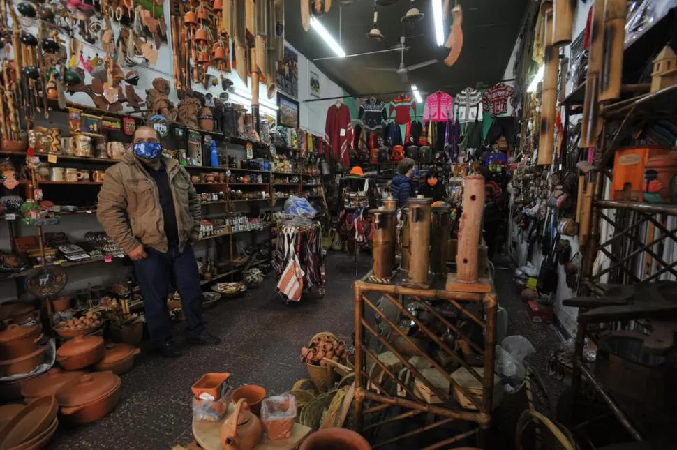 CASI SIN CLIENTES. Este local, ubicado justo al frente de la Casa Histórica, fue asaltado al inicio de la cuarentena y batalla para recuperar su economía. la gaceta / fotos de antonio ferroni