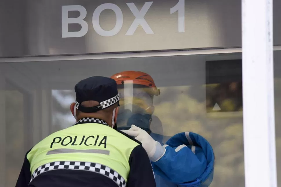 ESPERANDO EL TURNO. Policías aguardan para hacerse el test. 