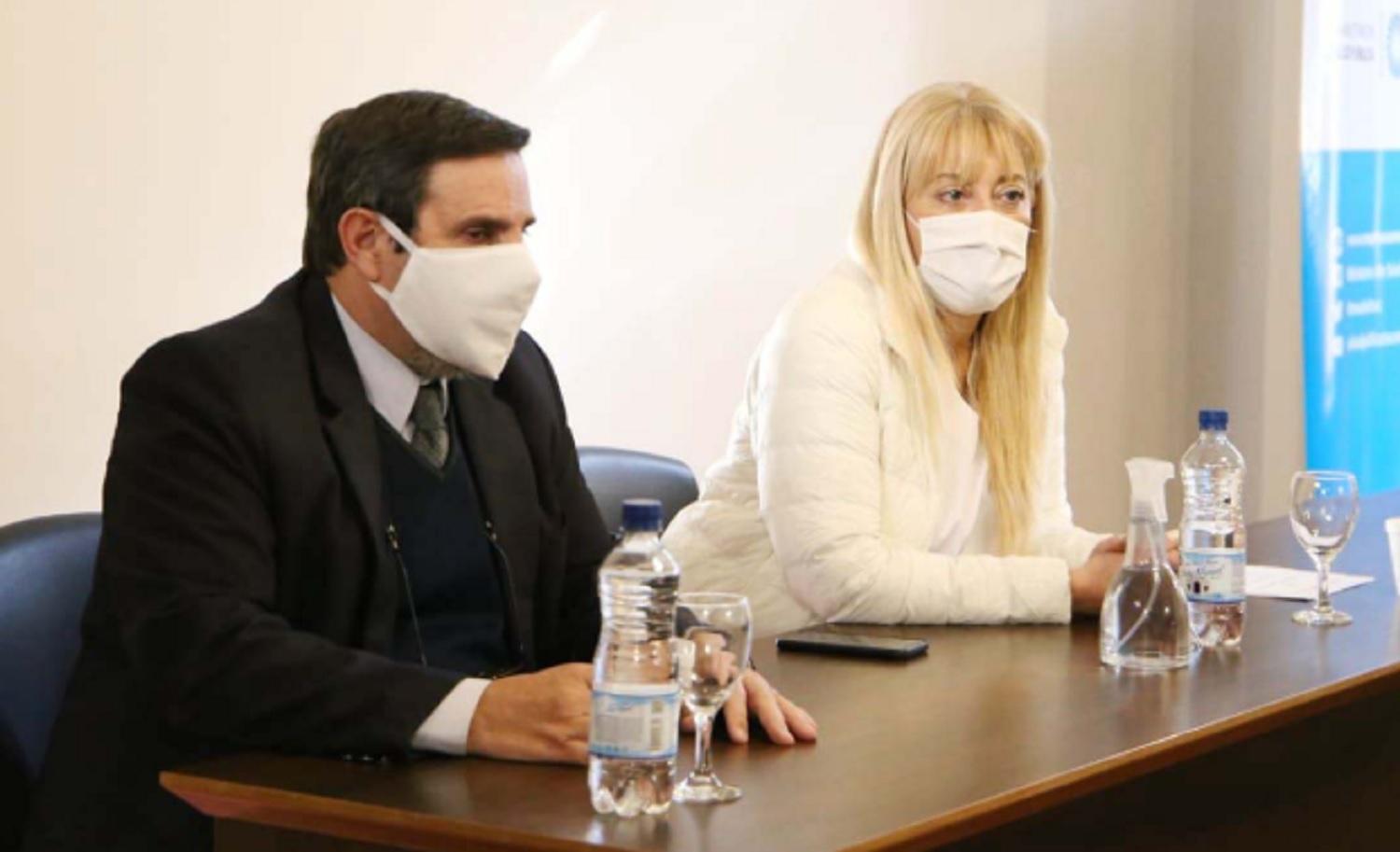 Luis Medina Ruiz, junto a la ministra de Salud, Rossana Chahla. PRENSA DEL MINISTERIO DE SALUD 