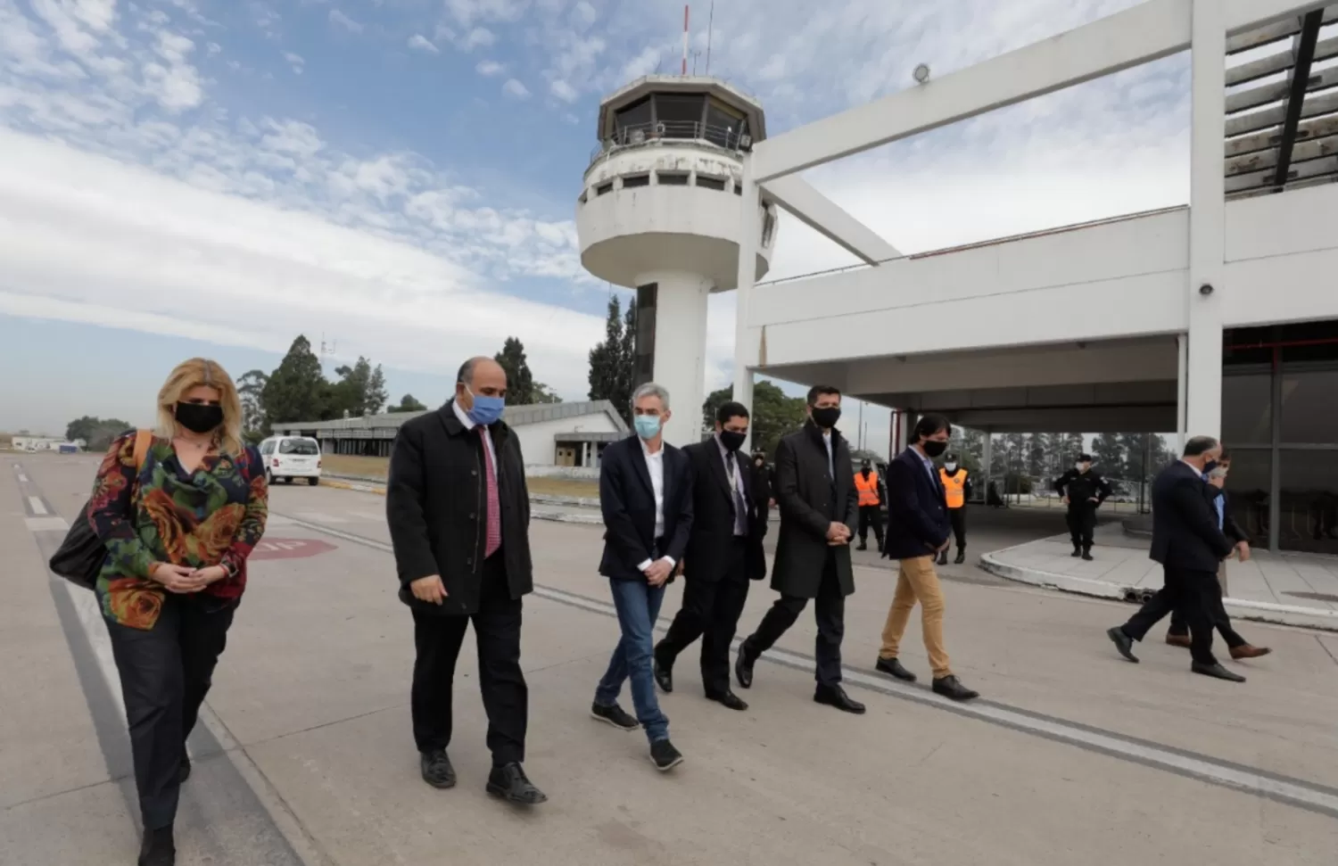 El gobernador, Juan Manzur, en el aeropuerto de Tucumán.
