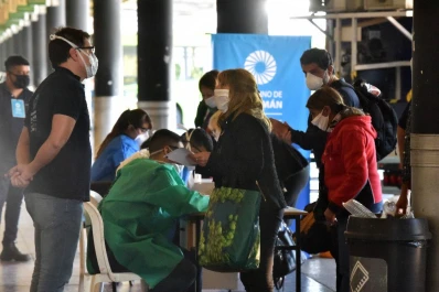 Cómo son los controles a los que deben someterse quienes llegan a la Terminal de Ómnibus