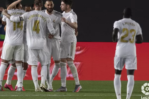 Real Madrid goleó 3-0 al Valencia y sigue a dos puntos del Barcelona