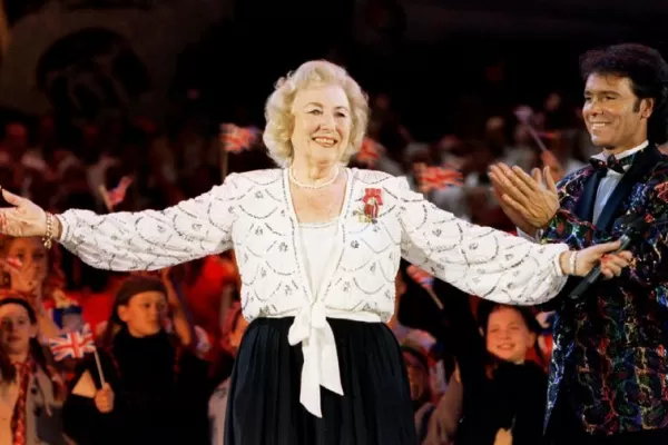 Vera Lynn, la voz de la esperanza de los británicos en la guerra, murió a los 103 años