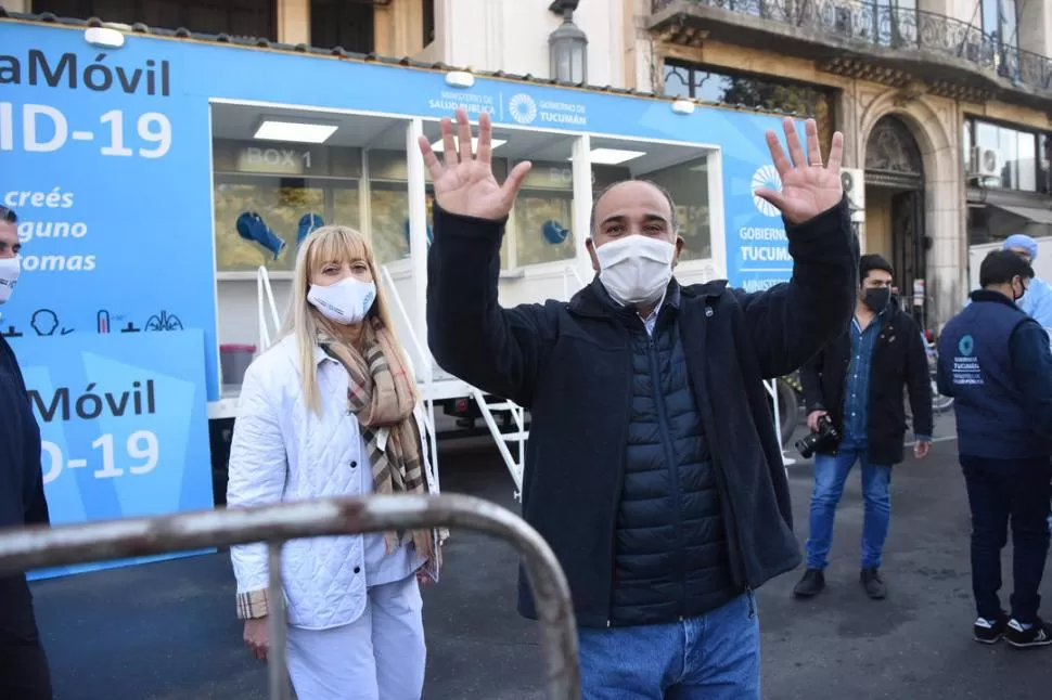 SALUDO. El tránsito fue cortado en la cuadra de San Martín al 400 mientras el mandatario estuvo presente en la clínica móvil para realizarse el test. la gaceta / foto de Analía Jaramillo