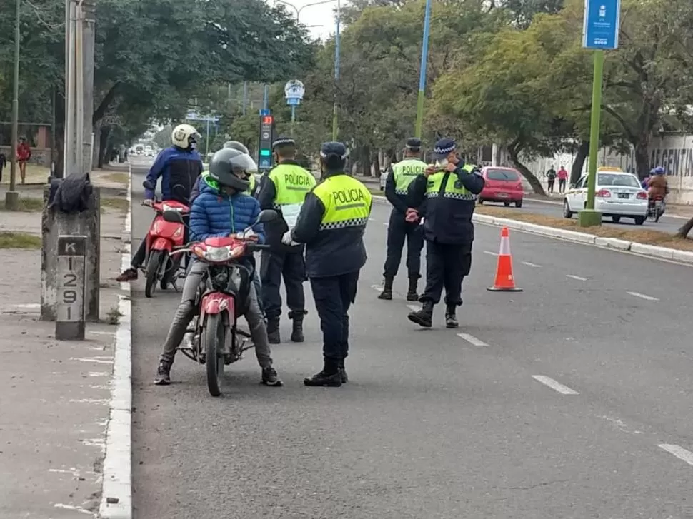 SECUESTROS. La nueva ley no permite la circulación de dos personas mayores en una moto las 24 horas.  