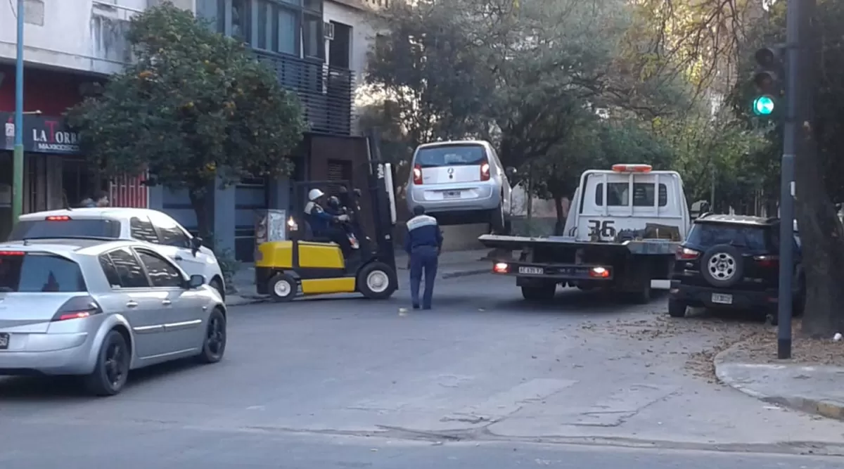 Despejando la calle de autos mal estacionados