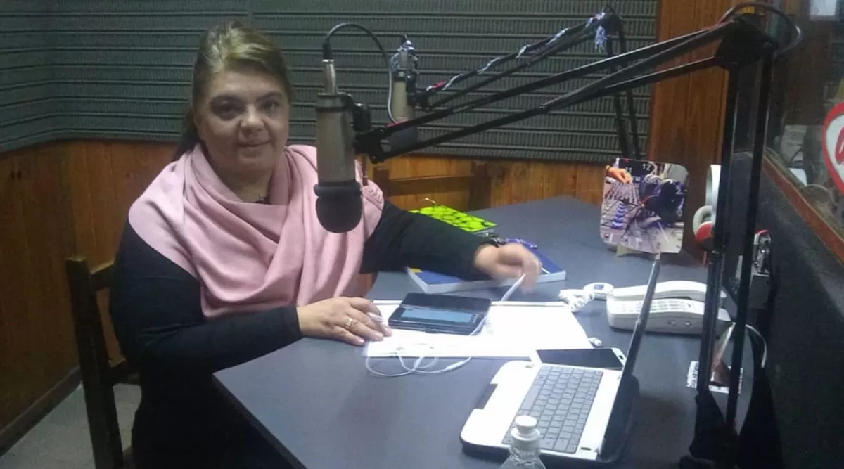 EN LA RADIO. Graciela Véliz compagina todos los audios que envían chicos y docentes.