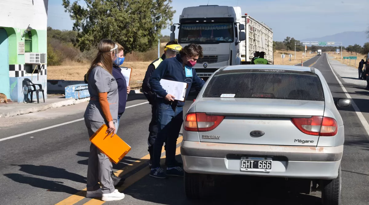 EN LOS PUNTOS FRONTERIZOS. Los trabajadores del Siprosa están apostados en los accesos a la provincia. 