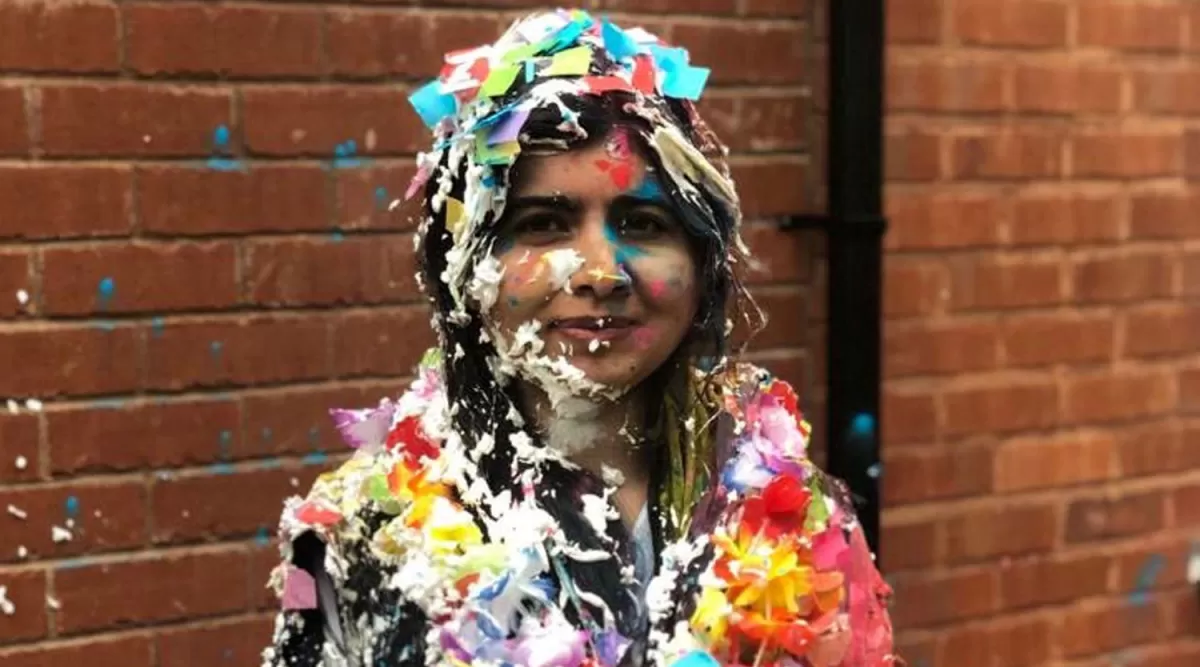 FELICIDAD. Malala festejó como cualquier estudiante que se recibe. 